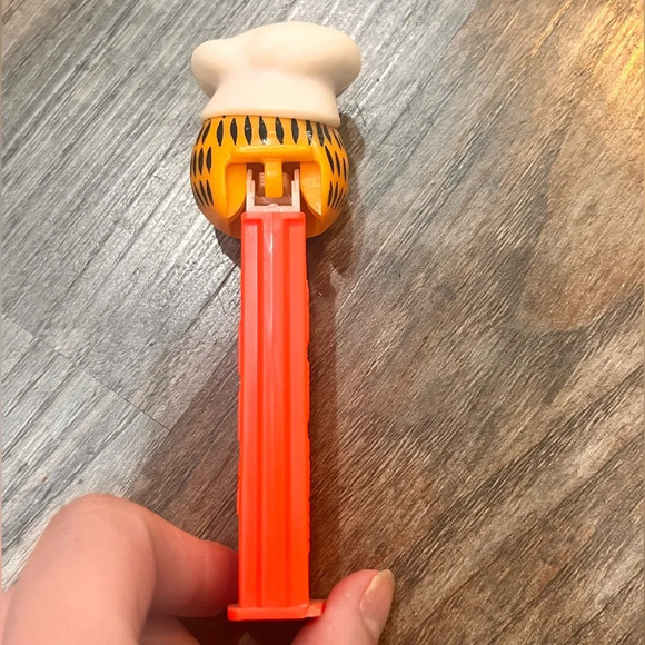 Pez Dispenser - GARFIELD - GARFIELD IN CHEF'S HAT - Picture 4 of 5